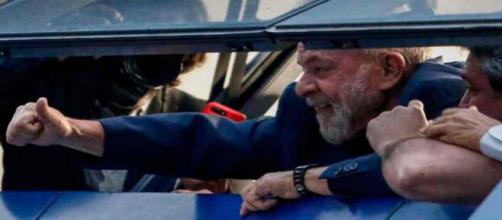 L'ex-président brésilien Lula s'est rendu à la police et a passé sa première nuit en prison