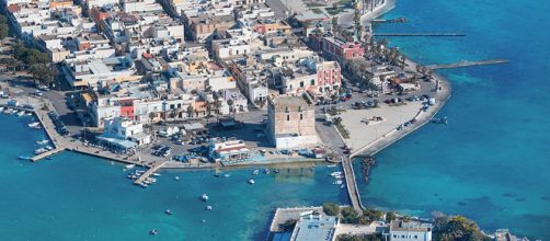 A Porto Cesareo i genitori fanno un selfie e il passeggino con il figlio finisce in mare.