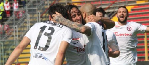 Nella foto della Lega B, i calciatori del Foggia esultano dopo un gol
