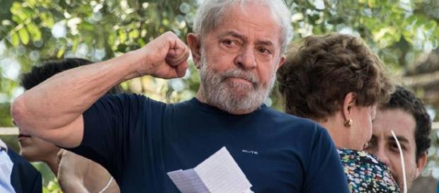 Brésil : Le dernier discours d'homme libre de Lula avant qu'il purge sa peine de 12 ans Brésil : Le dernier discours d'homme libre de Lula avant qu'il purge sa peine de 12 ans
