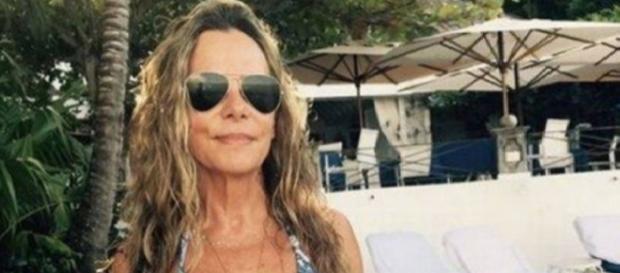 Bruna Lombardi de férias na Jamaica arrasa com biquíni fio-dental Bruna Lombardi de férias na Jamaica arrasa com biquíni fio-dental