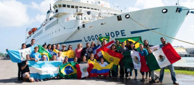 Embarcação marítima cruza os mares para doar conhecimento e outros serviços Embarcação marítima cruza os mares para doar conhecimento e outros serviços