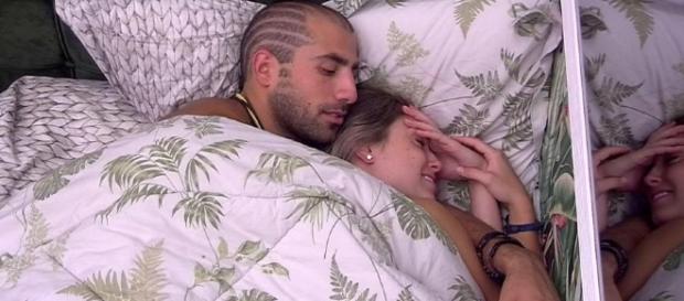 Kaysar fez Jéssica gemer debaixo do edredom do BBB18 (Foto: TV Globo) Kaysar fez Jéssica gemer debaixo do edredom do BBB18 (Foto: TV Globo)