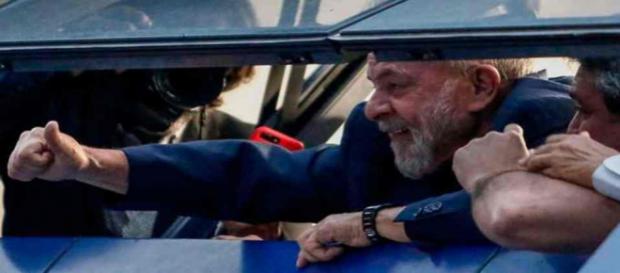 L'ex-président brésilien Lula s'est rendu à la police et a passé sa première nuit en prison L'ex-président brésilien Lula s'est rendu à la police et a passé sa première nuit en prison