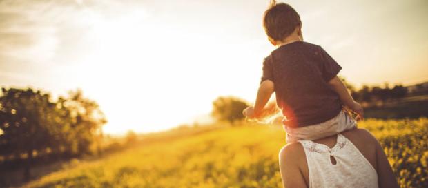 Los padres deben enseñarles a sus hijos a ser felices Los padres deben enseñarles a sus hijos a ser felices