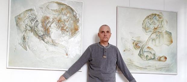 Obrazy: 'Pożegnania. Portret' i 'Łagodne pogodzenie się w przechodzenie' oraz ich twórca Waldemar Dąbrowski (fot. A. Dąbrowska) Obrazy: 'Pożegnania. Portret' i 'Łagodne pogodzenie się w przechodzenie' oraz ich twórca Waldemar Dąbrowski (fot. A. Dąbrowska)