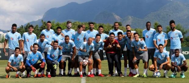 Portador de Câncer, Roger (camisa vinho), acompanha o treino e tira foto com elenco do Fluminense. (Foto: Lucas Merçon) Portador de Câncer, Roger (camisa vinho), acompanha o treino e tira foto com elenco do Fluminense. (Foto: Lucas Merçon)