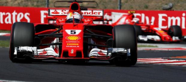 Sebastian Vettel de Ferrari de Alemania celebra con su equipo después de marcar el ritmo en Bahrein Sebastian Vettel de Ferrari de Alemania celebra con su equipo después de marcar el ritmo en Bahrein