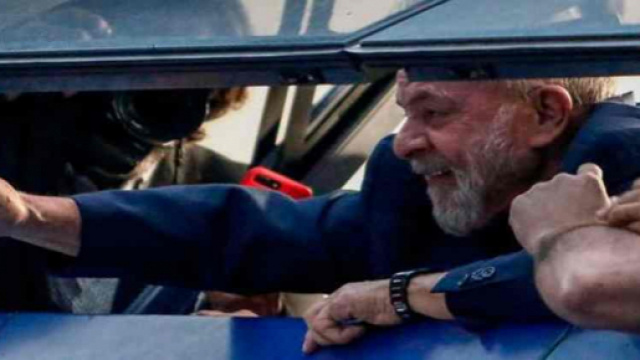 L'ex-pr&eacute;sident br&eacute;silien Lula s'est rendu &agrave; la police et a pass&eacute; sa premi&egrave;re nuit en prison