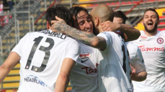 Nella foto della Lega B, i calciatori del Foggia esultano dopo un gol