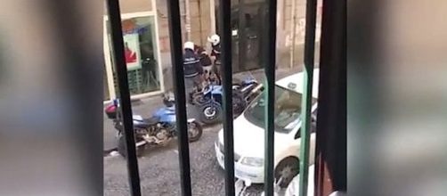 Il video shock del ragazzo picchiato a Napoli dai poliziotti