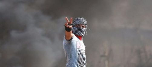 In alto, immagine di un guerrigliero palestinese