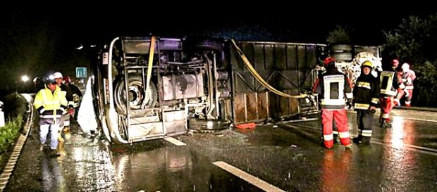 Autocarro entrou em despiste e imobilizou-se tombado no IP2 Autocarro entrou em despiste e imobilizou-se tombado no IP2