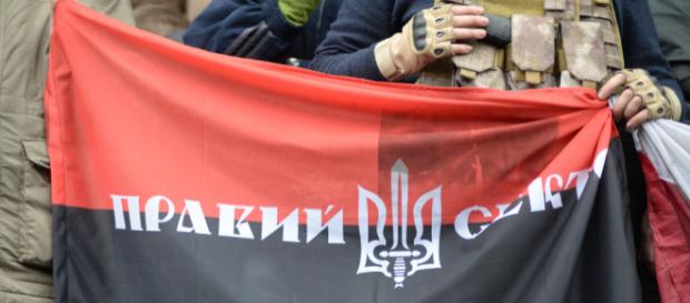 Czarno-czerwone flagi są coraz częściej spotykane w ukraińskich miastach. Czarno-czerwone flagi są coraz częściej spotykane w ukraińskich miastach.