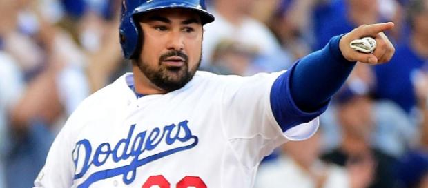 En Sunday Night Baseball, el primera base manejó cuatro carreras con un swing del bate. En Sunday Night Baseball, el primera base manejó cuatro carreras con un swing del bate.