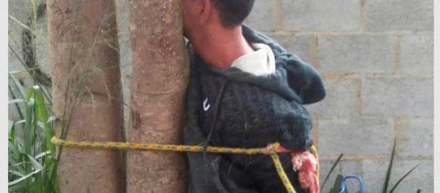 Homem é amarado em árvore por moradores Homem é amarado em árvore por moradores