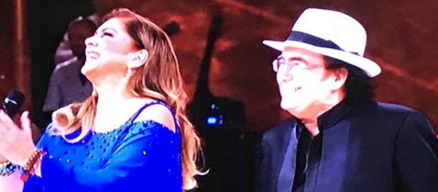Lo sguardo felice di Albano e Romina rivolto ad un fan club presente nello studio di Ballando con le Stelle Lo sguardo felice di Albano e Romina rivolto ad un fan club presente nello studio di Ballando con le Stelle