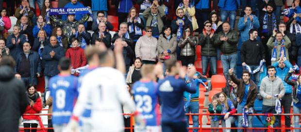 Los jugadores del Real Oviedo celebran la victoria ante su afición. Foto: La Liga Los jugadores del Real Oviedo celebran la victoria ante su afición. Foto: La Liga