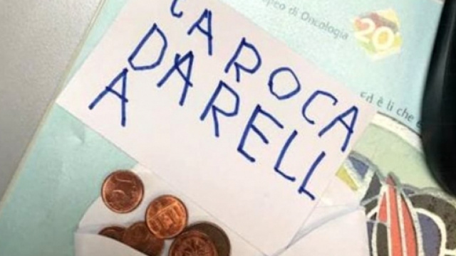 Bimbo regala i suoi risparmi al medico che ha guarito la mamma dal ... - today.it