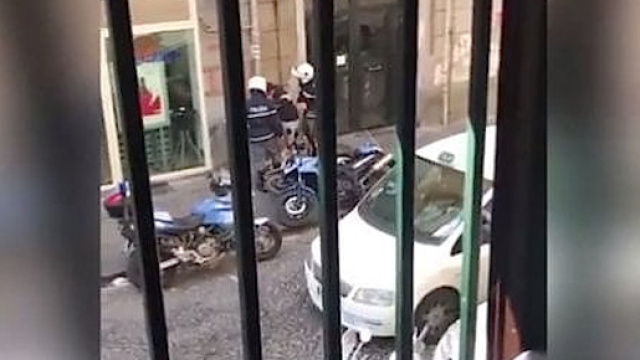 Il video shock del ragazzo picchiato a Napoli dai poliziotti