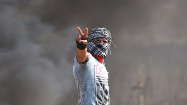 In alto, immagine di un guerrigliero palestinese