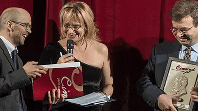 Simone Perugini (a sinistra) riceve il Premio Domenico Cimarosa. Fonte foto: www.premiointernazionalecimarosa.com