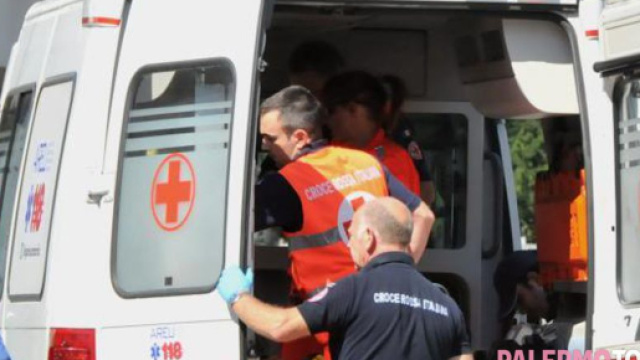 Soccoritori in azione con un'ambulanza