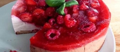 How to make a scintillating New York Style cheesecake with a simple raspberry sauce. [image source: Max Pixel]