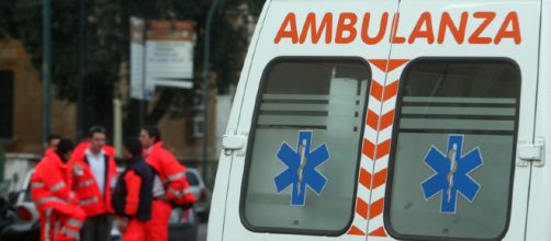 Ambulanza con personale sanitario