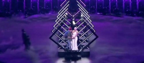Eurovisión 2018: un espontáneo roba el micro a la cantante de ... - elconfidencial.com