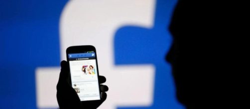 Facebook sfida Tinder: chat per gli incontri