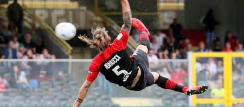 Nella foto della Lega B, Tonucci colpisce il pallone in acrobazia e realizza il 2-0