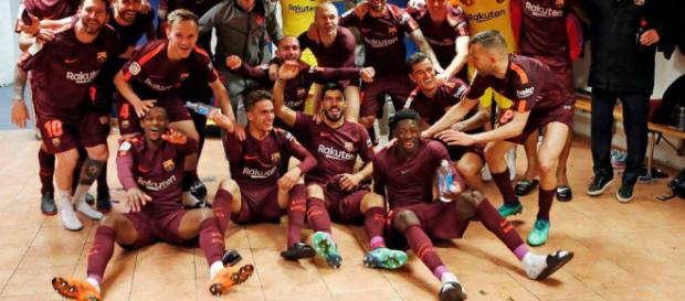 El equipo completo del Barça celebra la Liga número 25 ganada en A Coruña, en el vestuario de Riazor. El equipo completo del Barça celebra la Liga número 25 ganada en A Coruña, en el vestuario de Riazor.