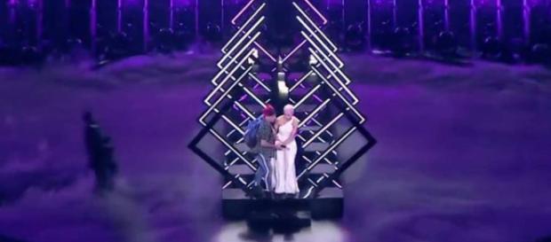 Eurovisión 2018: un espontáneo roba el micro a la cantante de ... - elconfidencial.com Eurovisión 2018: un espontáneo roba el micro a la cantante de ... - elconfidencial.com
