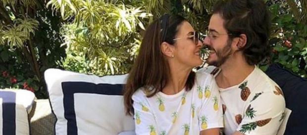 Fátima Bernardes posa com o namorado, usando a mesma estampa Fátima Bernardes posa com o namorado, usando a mesma estampa