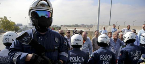 Foram os homens da EPRI da PSP que acorreram ao local onde ocorreu a desordem na via pública Foram os homens da EPRI da PSP que acorreram ao local onde ocorreu a desordem na via pública