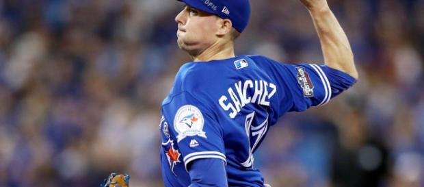 Pitcher mexicano Aarón Sánchez se lleva la victoria gracias al apoyo de sus compañeros. Pitcher mexicano Aarón Sánchez se lleva la victoria gracias al apoyo de sus compañeros.