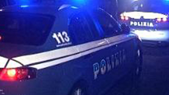 Genitori ubriachi dimenticano il figlio di 6 anni in auto