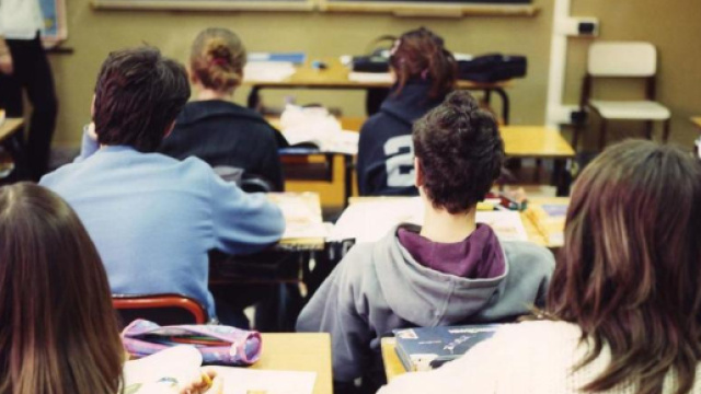 Prof denuncia gli studenti che in classe gli tirano addosso monetine