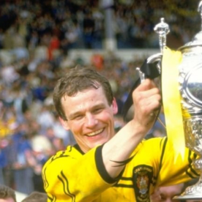 John Joyner lifts the Challenge Cup in 1986. Image Source: skysports.com