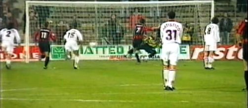 Zanchetta segna su calcio di rigore il gol del momentaneo 1-0 in Foggia-Salernitana 2-0 del 1° febbraio 1997
