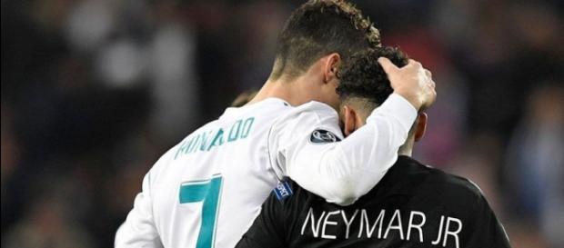 Cristiano Ronaldo e Neymar estão de costas voltadas Cristiano Ronaldo e Neymar estão de costas voltadas