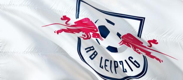 Das Emblem RB Leipzigs weht weiter. Doch darunter wird einer neuer Mann auf dem Trainerstuhl Platz nehmen. Foto: Pixabay Das Emblem RB Leipzigs weht weiter. Doch darunter wird einer neuer Mann auf dem Trainerstuhl Platz nehmen. Foto: Pixabay
