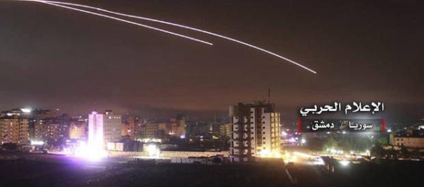 Fotografie publicată de mass-media din Siria arată rachete israeliene care lovesc Damascul - Foto: Daily Mail ( © AP) Fotografie publicată de mass-media din Siria arată rachete israeliene care lovesc Damascul - Foto: Daily Mail ( © AP)