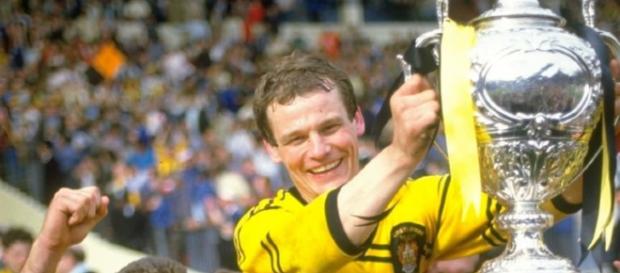 John Joyner lifts the Challenge Cup in 1986. Image Source: skysports.com John Joyner lifts the Challenge Cup in 1986. Image Source: skysports.com