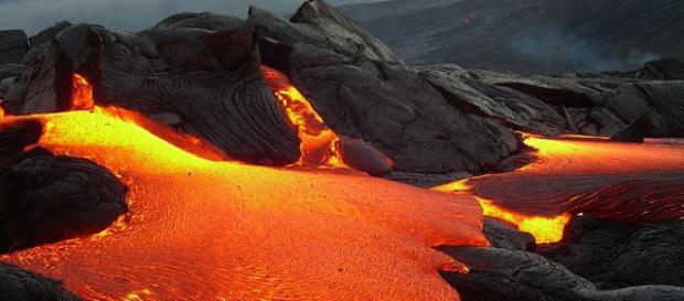 La lava del volcán es implacable en su lento movimiento La lava del volcán es implacable en su lento movimiento