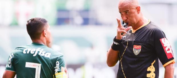 Marcelo Aparecido dá pênalti em Dudu e volta atrás. (foto reprodução). Marcelo Aparecido dá pênalti em Dudu e volta atrás. (foto reprodução).