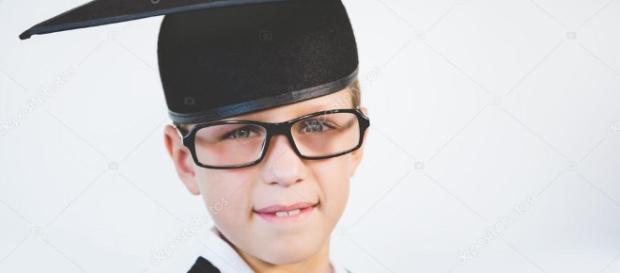 Retrato de potache pretendiendo ser graduado — Foto de stock - depositphotos.com Retrato de potache pretendiendo ser graduado — Foto de stock - depositphotos.com