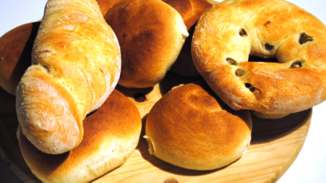 Filone, ciambella alle olive, panini