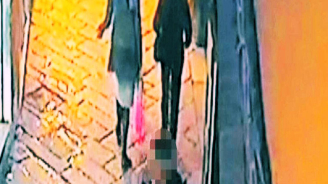 Nell'immagine immortalata dalle telecamere si vede il 17enne che segue le due donne.